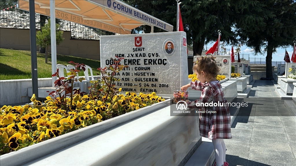 Çorum'da Ramazan Bayramı dolayısıyla şehit kabirlerine bayram şekeri bırakıldı