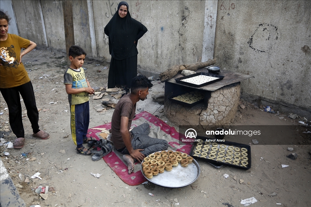 Barınma merkezlerinde yaşayan Gazzeli kadınlar, geleneksel "bayram kurabiyesi" hazırlıyor
