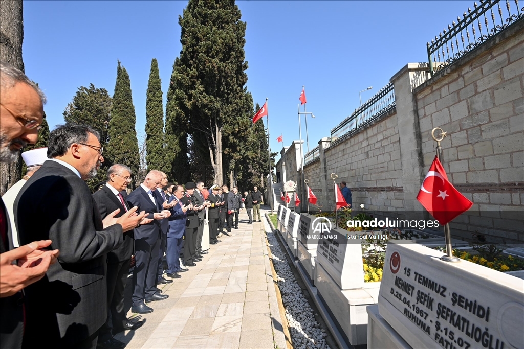İstanbul Valisi Gül'den şehitlik ziyareti