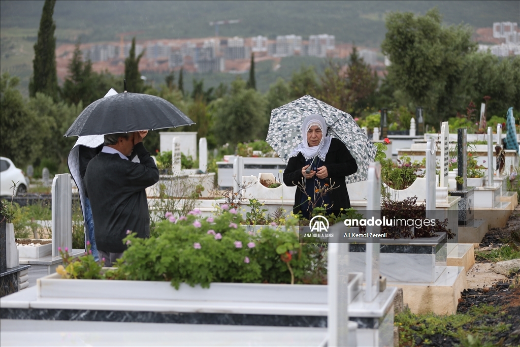 Depremlerden etkilenen Hatay'da mezarlıklara hüzünlü ziyaret