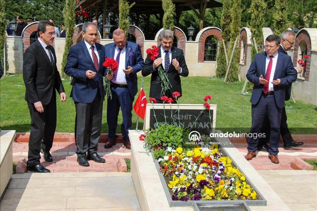 Uşak protokolü şehitliği ziyaret etti