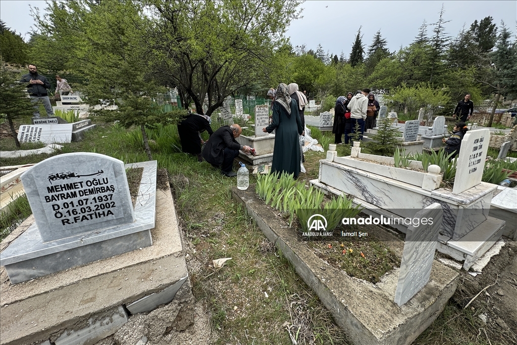 Elazığ'da bayram arifesinde mezarlıklar ziyaret edildi