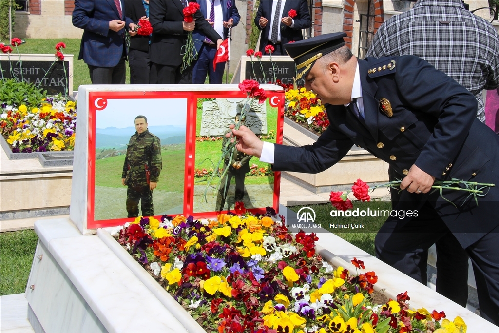 Uşak protokolü şehitliği ziyaret etti