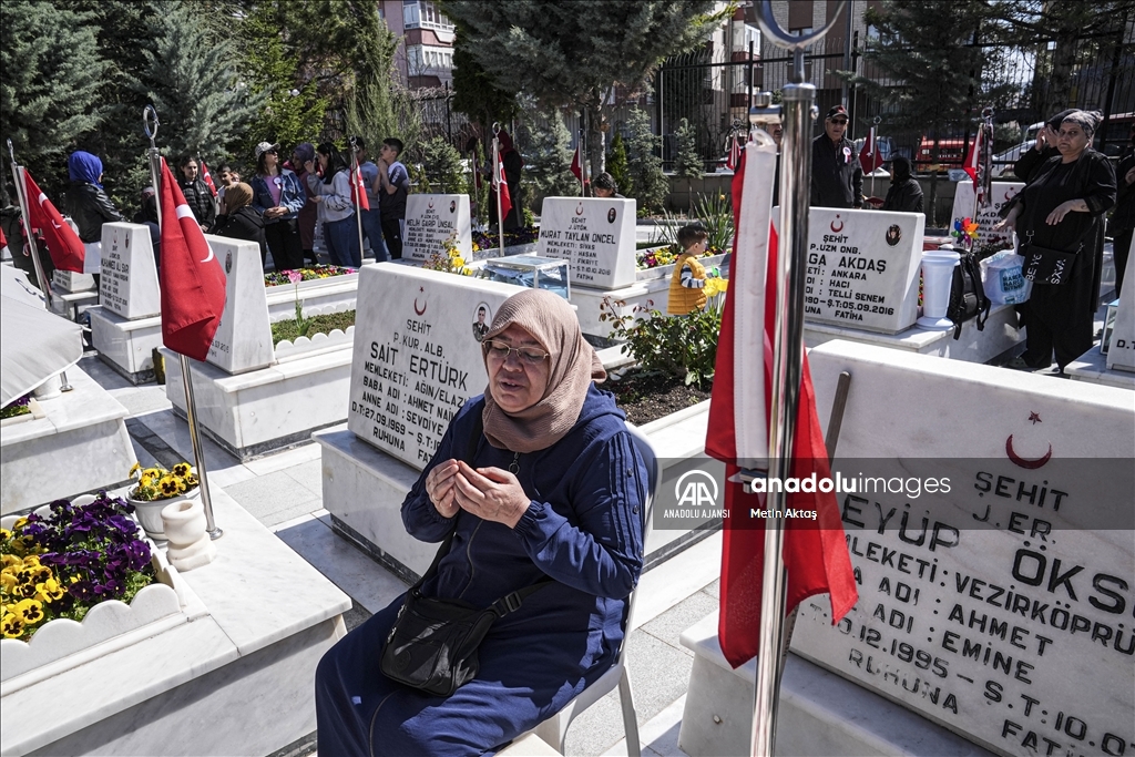 Cebeci Askeri Şehitliği'nde bayram arifesi yoğunluğu