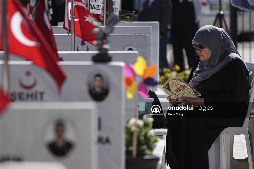 Cebeci Askeri Şehitliği'nde bayram arifesi yoğunluğu