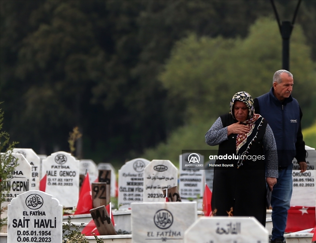 Hatay'da mezarlıklara bayram arifesinde hüzünlü ziyaret