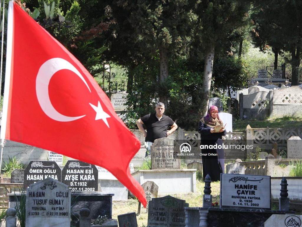 Sakarya'da bayram arifesinde kentteki mezarlıklarda ziyaretçi yoğunluğu
