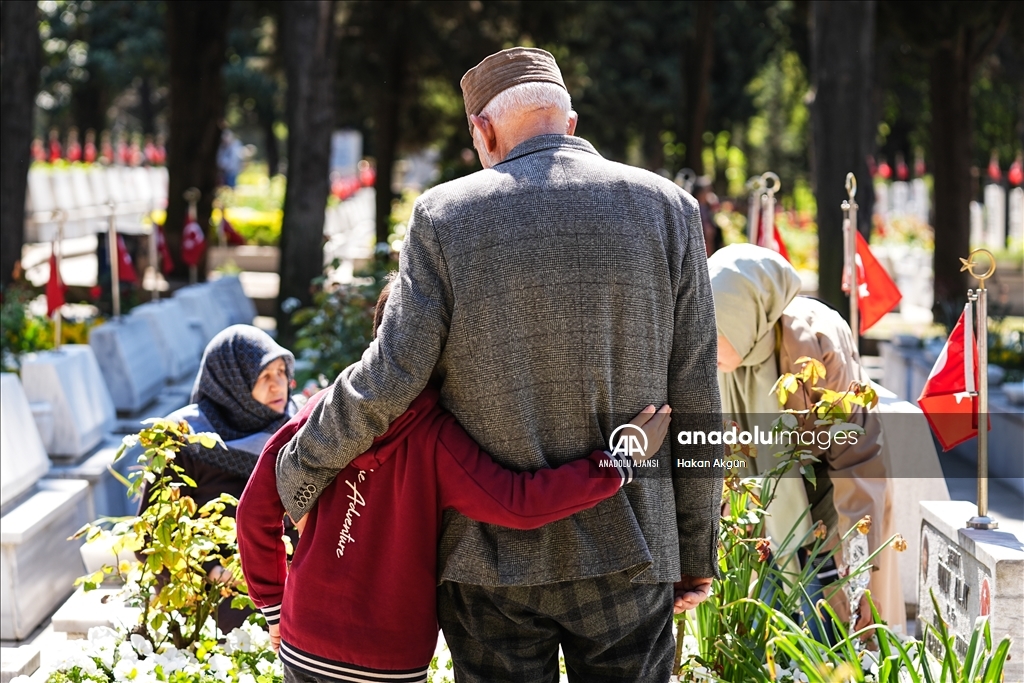 Edirnekapı Şehitliği'nde bayram arifesi yoğunluğu
