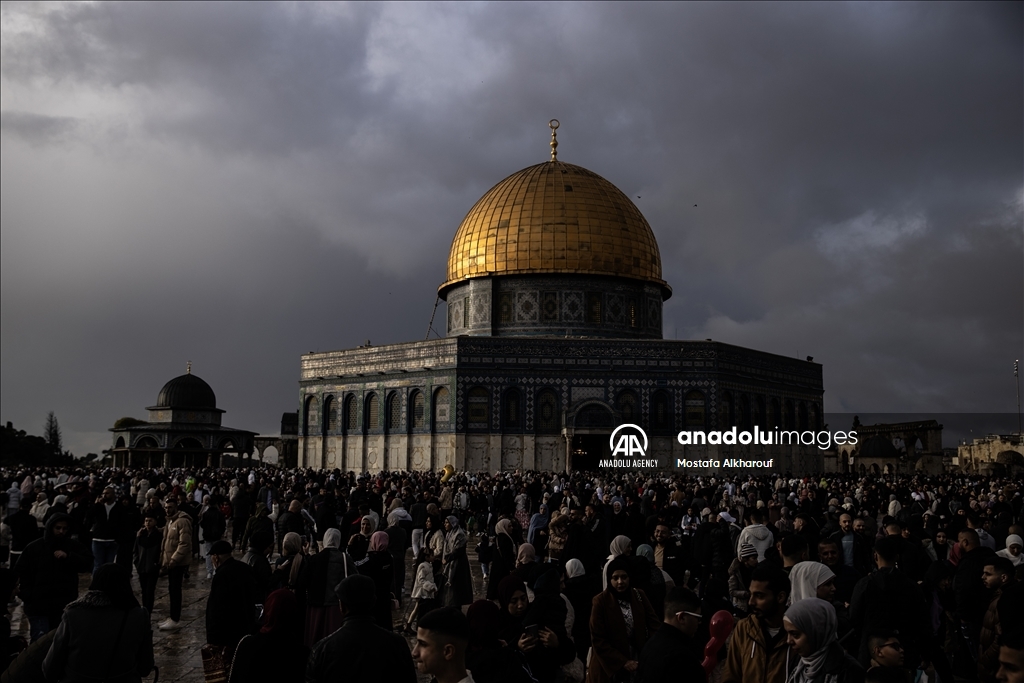 بلا احتفال.. 60 ألف فلسطيني يقيمون صلاة العيد بالأقصى