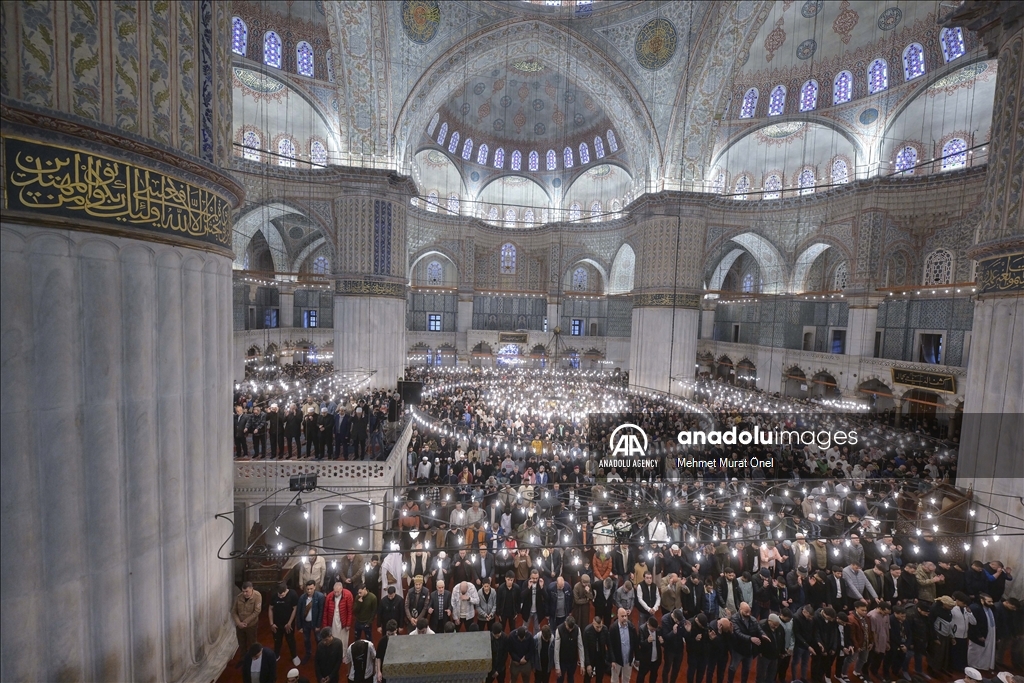 آلاف المسلمين يقيمون صلاة عيد الفطر في إسطنبول
