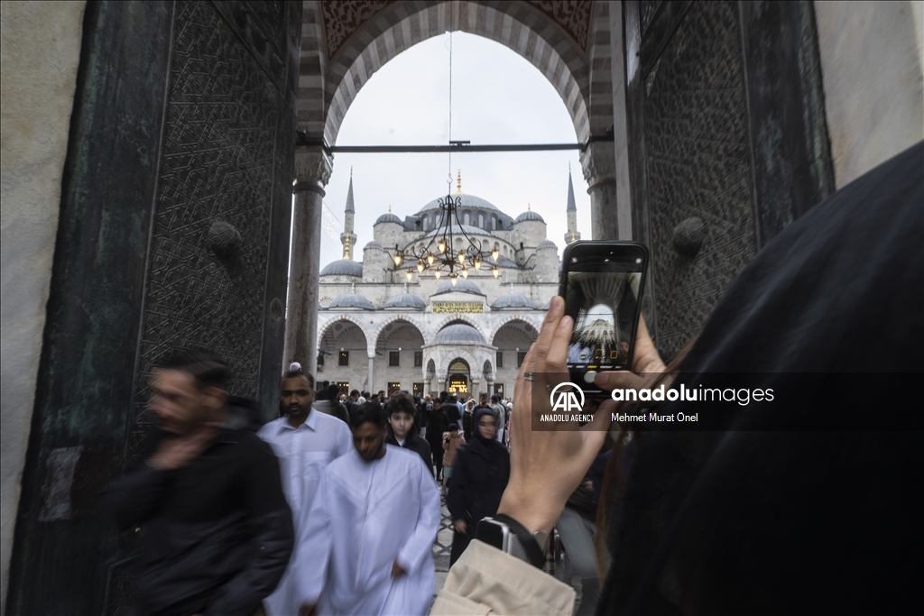 آلاف المسلمين يقيمون صلاة عيد الفطر في إسطنبول