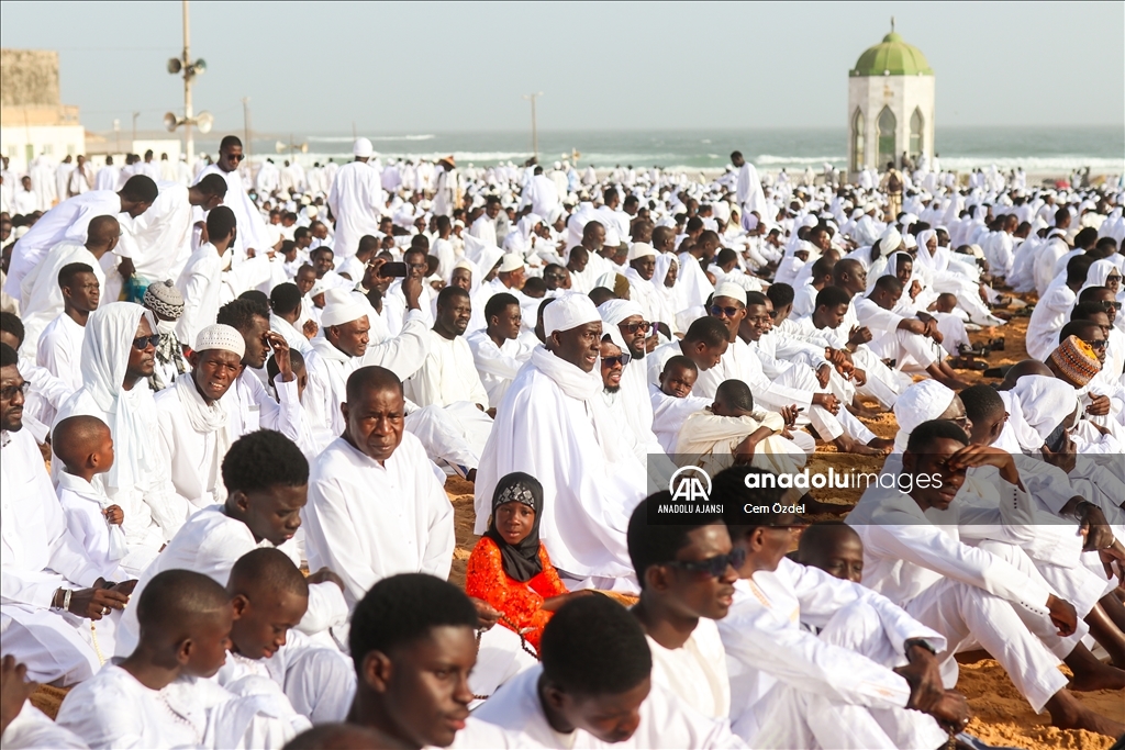 Senegal'de bayram namazı beyazlar içinde eda edildi