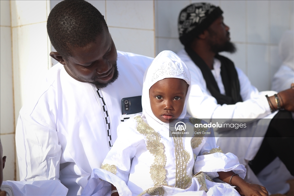 Senegal'de bayram namazı beyazlar içinde eda edildi