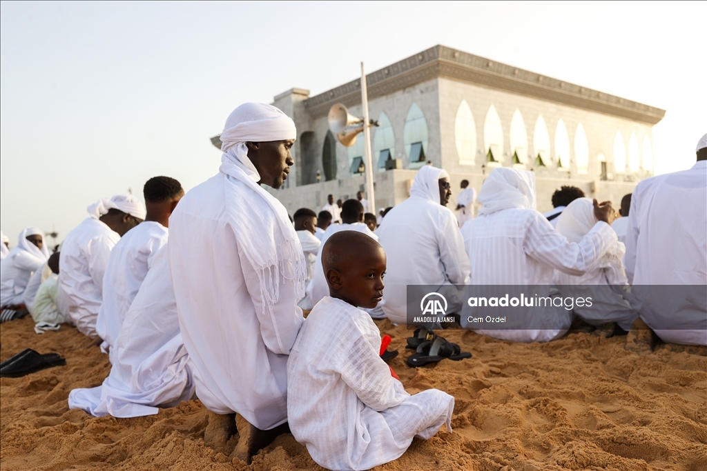 Senegal'de bayram namazı beyazlar içinde eda edildi