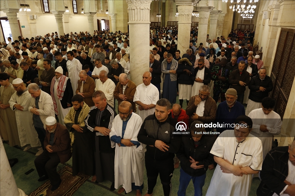 الجزائر.. الجزائريون يؤدون صلاة عيد الفطر