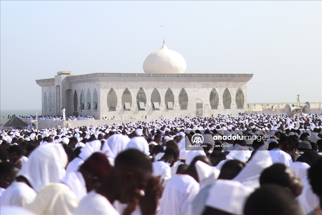 Senegal'de bayram namazı beyazlar içinde eda edildi