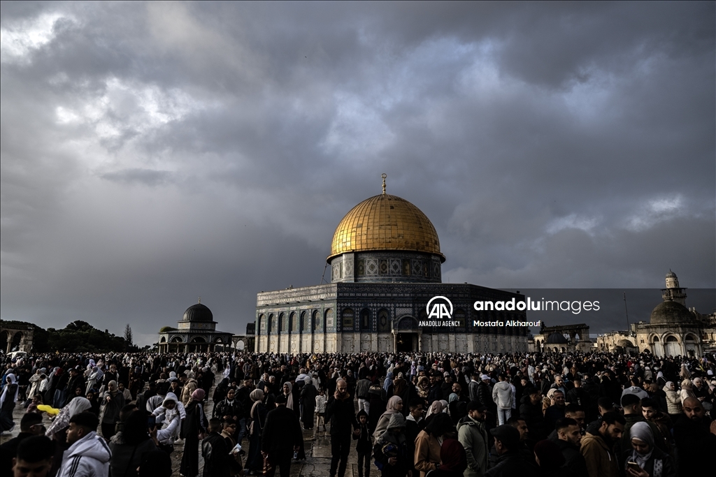 بلا احتفال.. 60 ألف فلسطيني يقيمون صلاة العيد بالأقصى