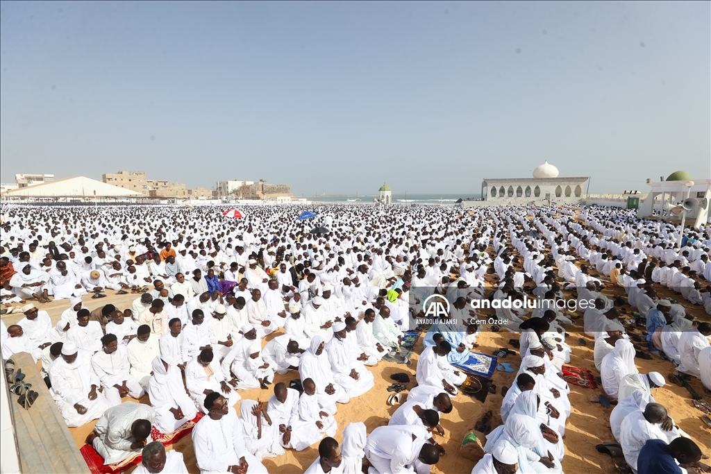 Senegal'de bayram namazı beyazlar içinde eda edildi
