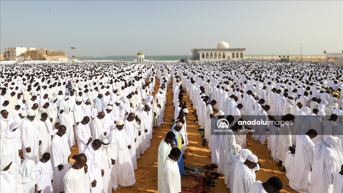 Senegal'de bayram namazı beyazlar içinde eda edildi