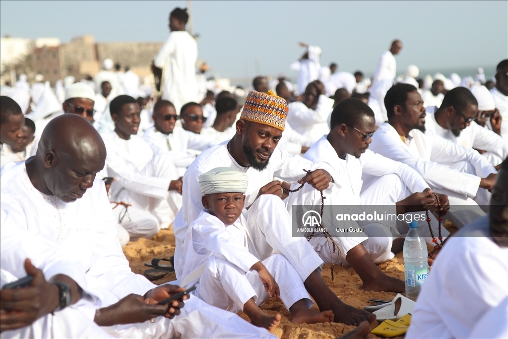 Senegal'de bayram namazı beyazlar içinde eda edildi