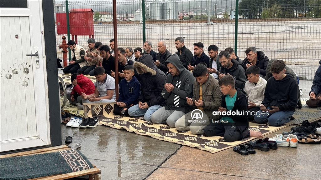 Deprem bölgesinde bayram namazı kılındı