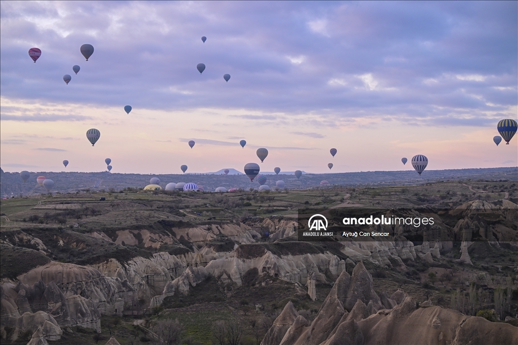 Kapadokya'da sıcak hava balonlarının görsel şöleni