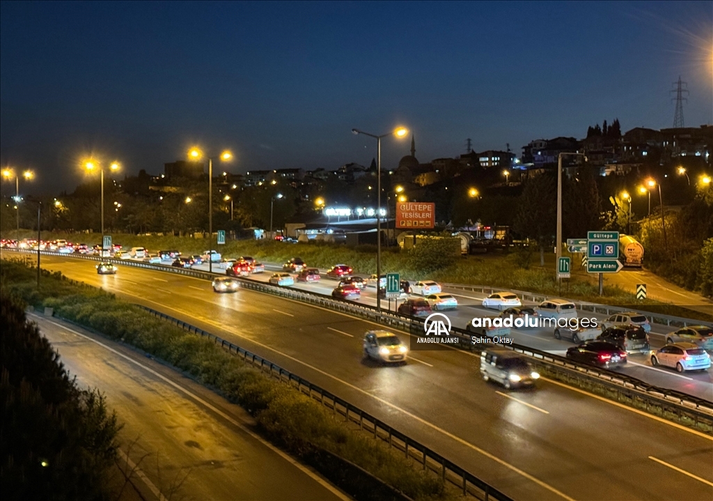 Otoyollarda bayram tatili dönüşü hareketliliği arttı