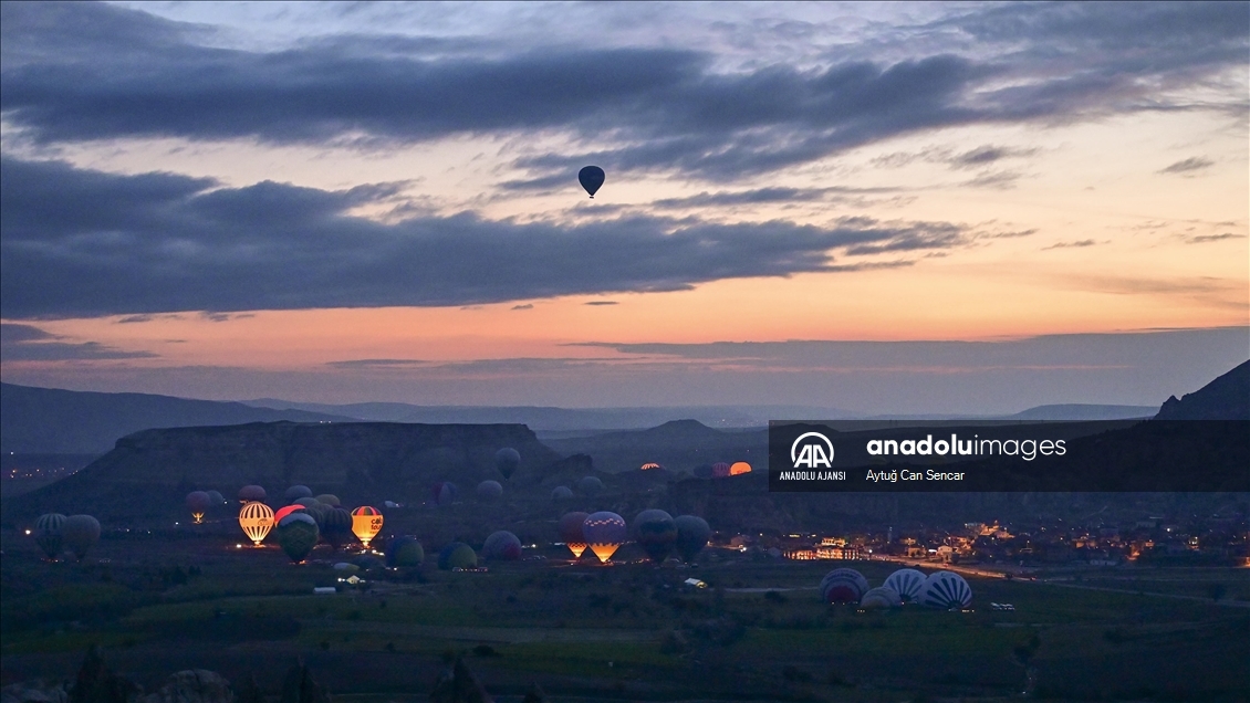 Kapadokya'da sıcak hava balonlarının görsel şöleni