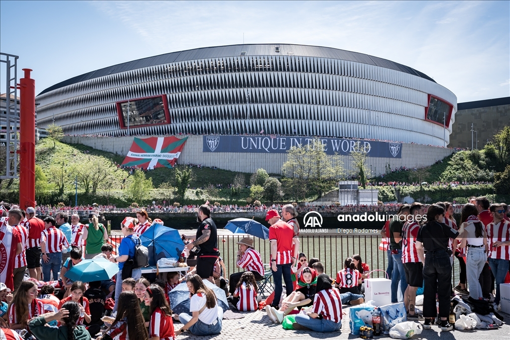 Athletic Bilbao 40 yıllık aranın ardından kaldırdığı Kral Kupası için tarihi kutlama yaptı