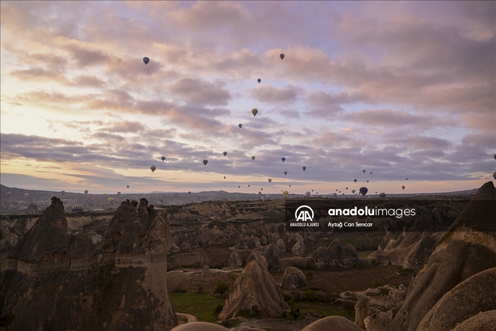 Kapadokya'da sıcak hava balonlarının görsel şöleni