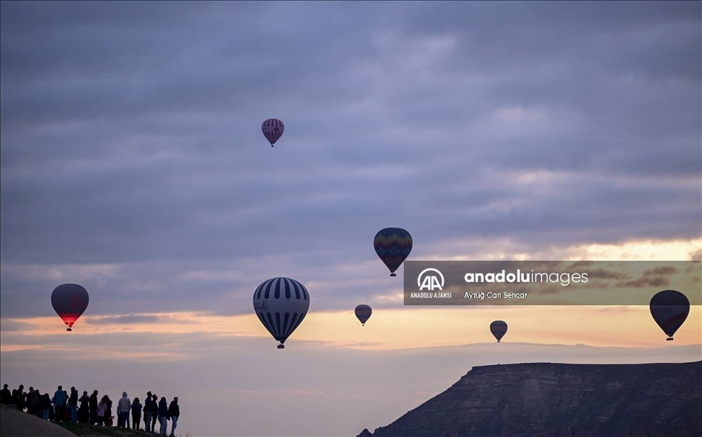 Kapadokya'da sıcak hava balonlarının görsel şöleni