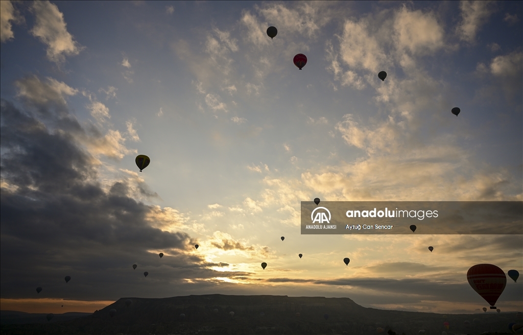 Kapadokya'da sıcak hava balonlarının görsel şöleni