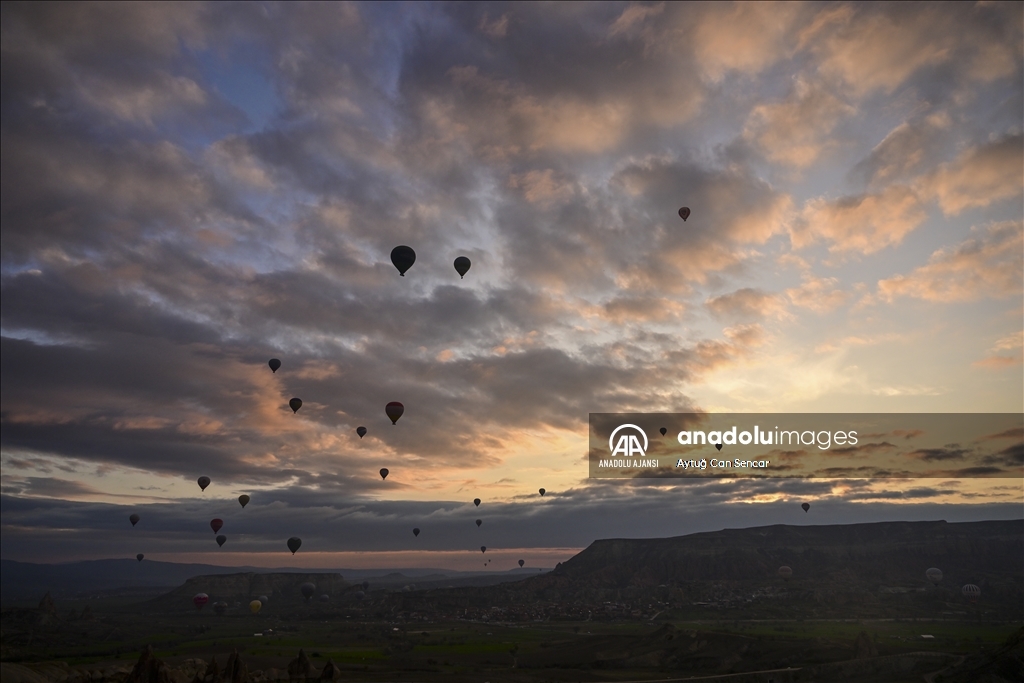Kapadokya'da sıcak hava balonlarının görsel şöleni