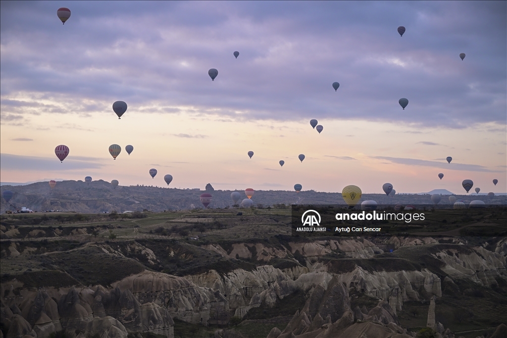 Kapadokya'da sıcak hava balonlarının görsel şöleni