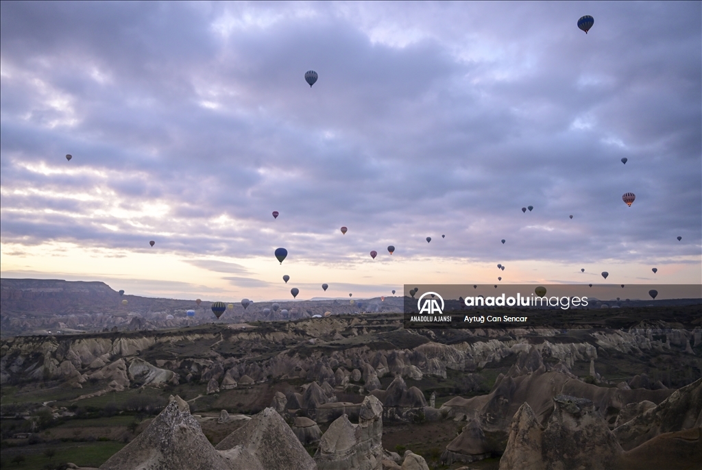 Kapadokya'da sıcak hava balonlarının görsel şöleni