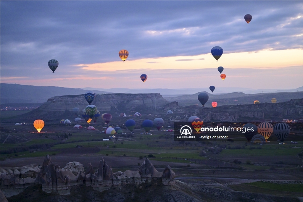 Kapadokya'da sıcak hava balonlarının görsel şöleni