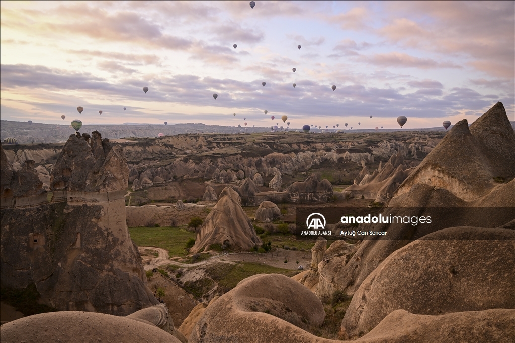 Kapadokya'da sıcak hava balonlarının görsel şöleni