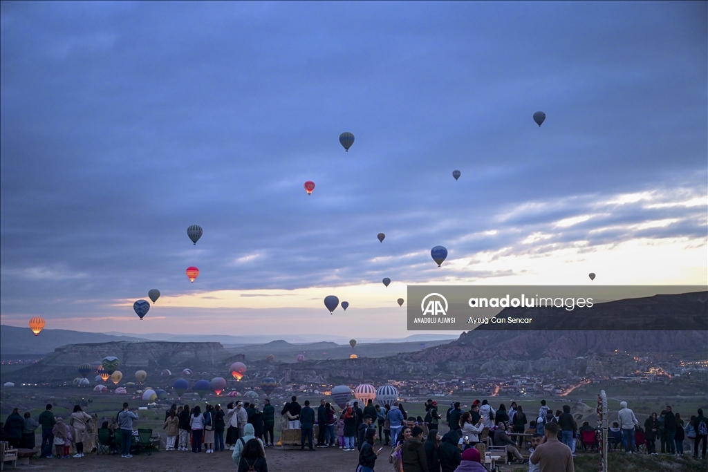 Kapadokya'da sıcak hava balonlarının görsel şöleni