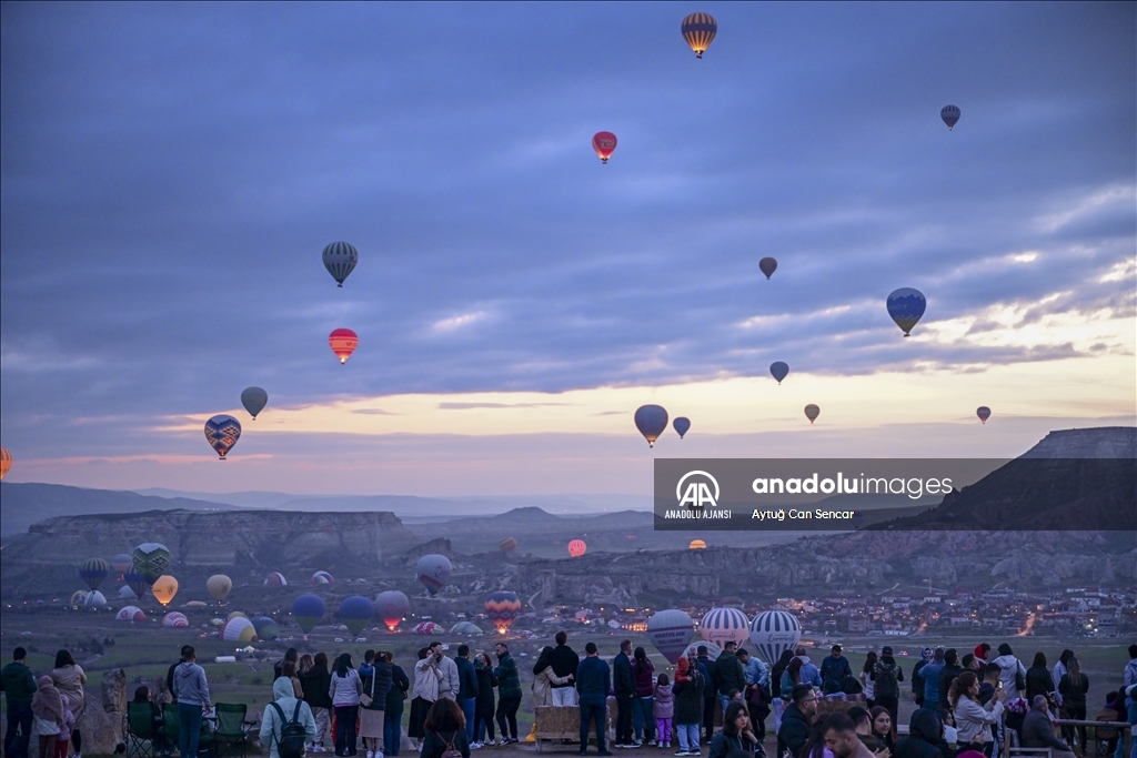 Kapadokya'da sıcak hava balonlarının görsel şöleni