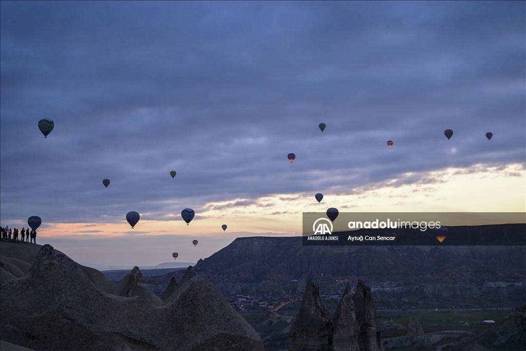Kapadokya'da sıcak hava balonlarının görsel şöleni