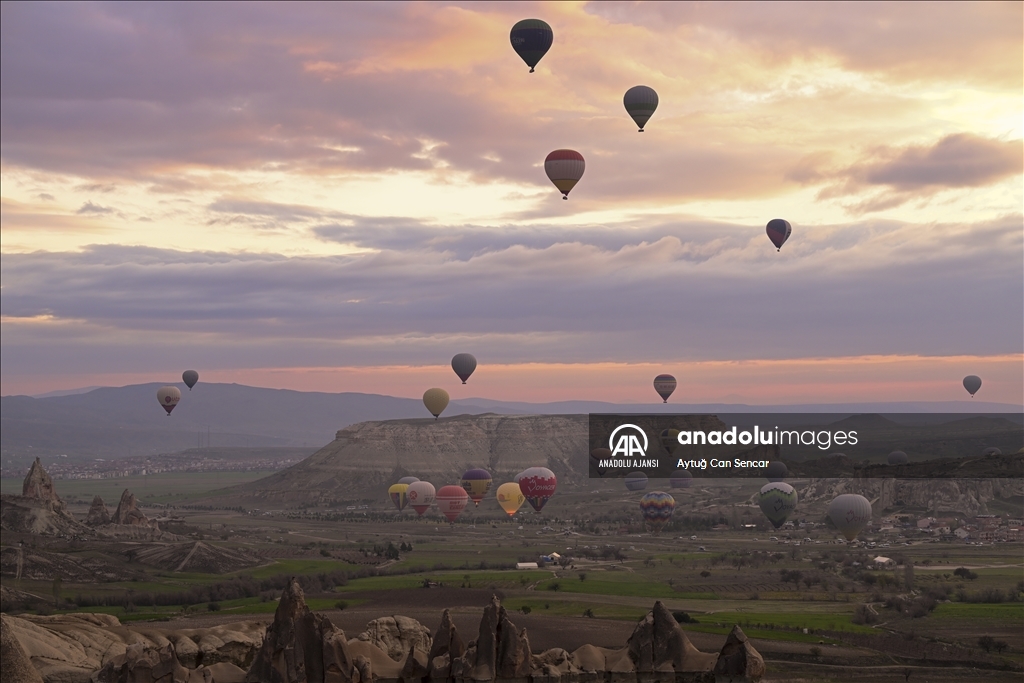 Kapadokya'da sıcak hava balonlarının görsel şöleni