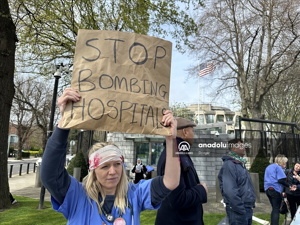 İrlanda'da ABD'nin Dublin Büyükelçiliği önünde Filistin'e destek gösterisi