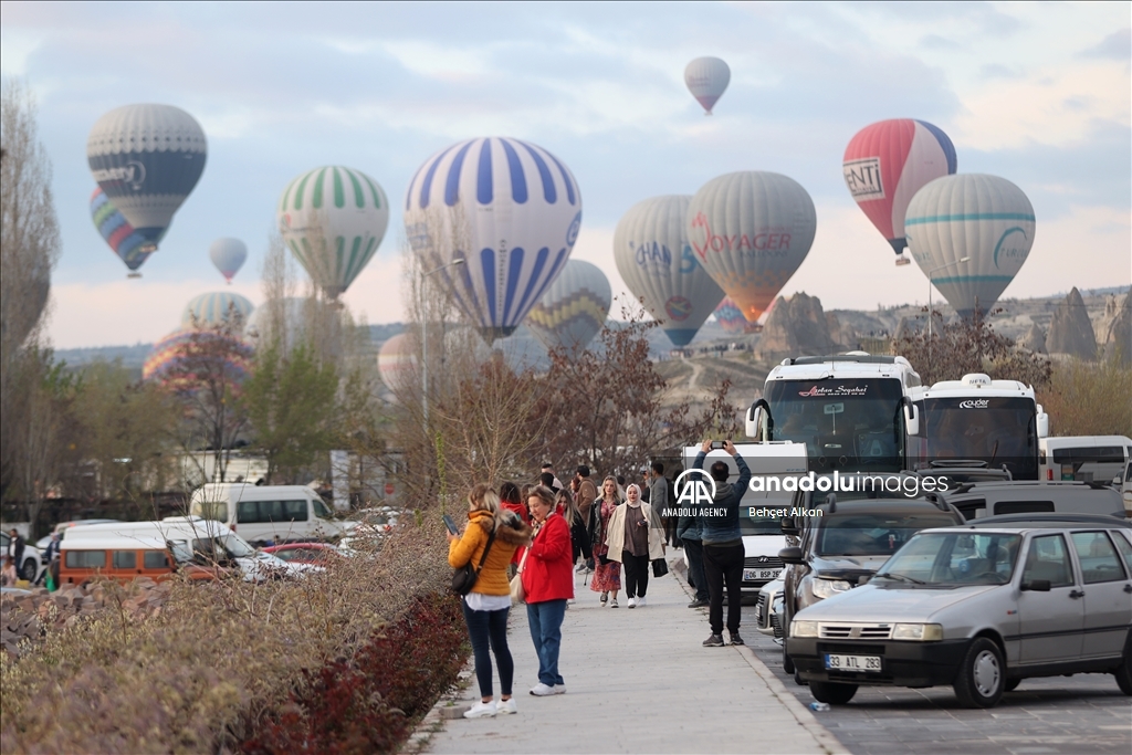 كبادوكيا التركية تشهد إقبالا سياحيا غير مسبوق خلال العيد