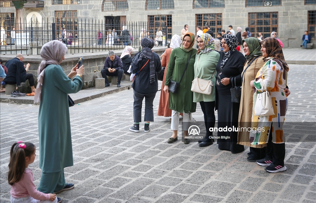 Diyarbekirê di Eyda Remezanê da mazûvaniya 500 hezar kesî kir