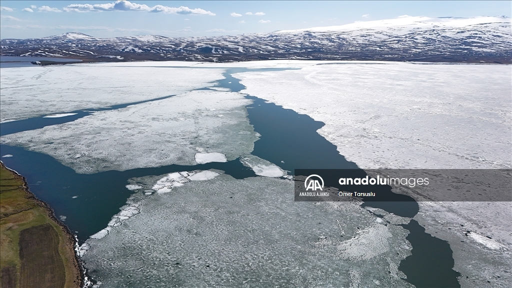 Buzları erimeye devam eden Çıldır Gölü dronla görüntülendi