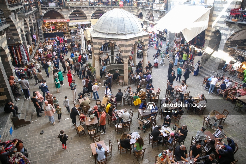 Diyarbekirê di Eyda Remezanê da mazûvaniya 500 hezar kesî kir