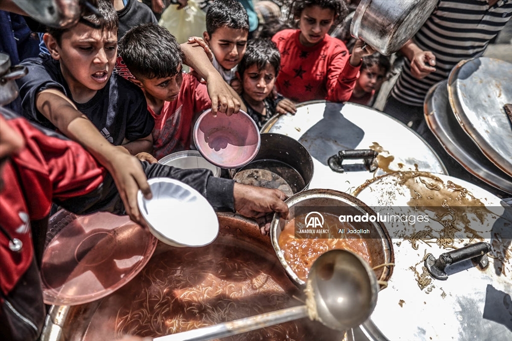 Хуманитарна катастрофа - Луѓето во Газа со часови чекаат во ред за да добијат оброк