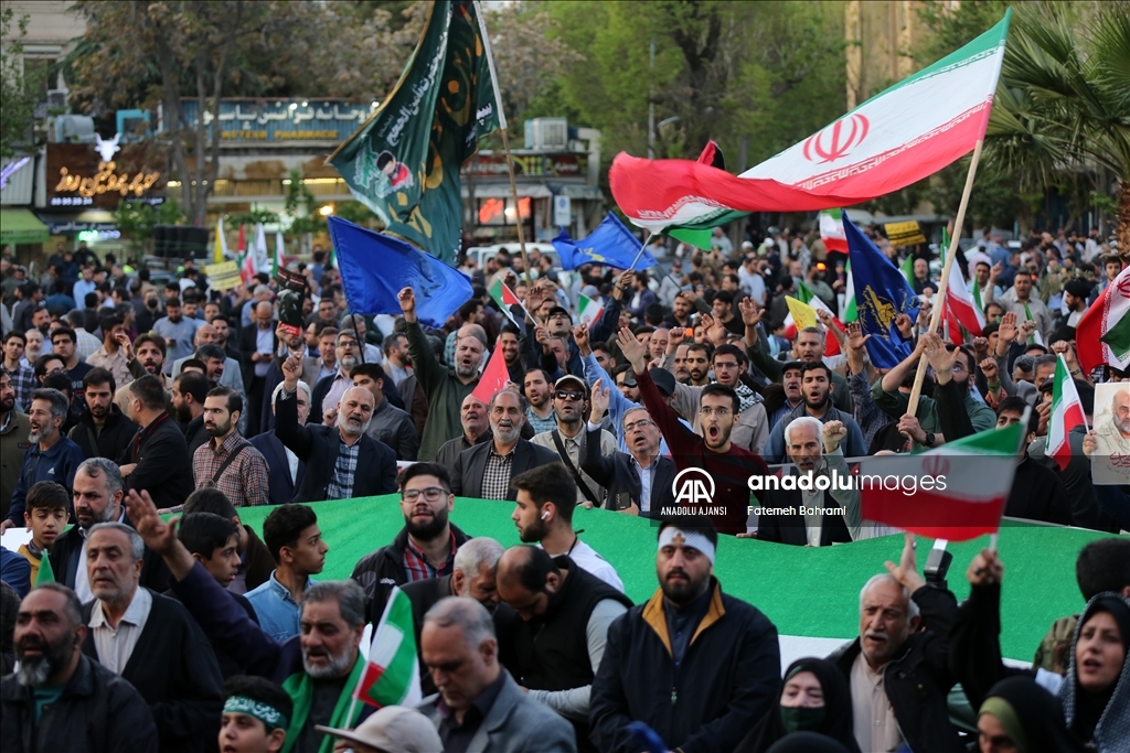 Tahran'da İran'ın İsrail'e yönelik başlattığı saldırılara destek gösterisi