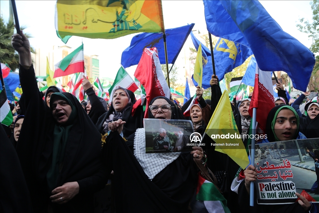 Tahran'da İran'ın İsrail'e yönelik başlattığı saldırılara destek gösterisi
