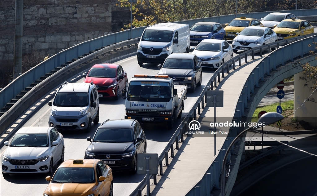 İstanbul bayram tatilinin ardından haftanın ilk gününe trafik yoğunluğuyla başladı